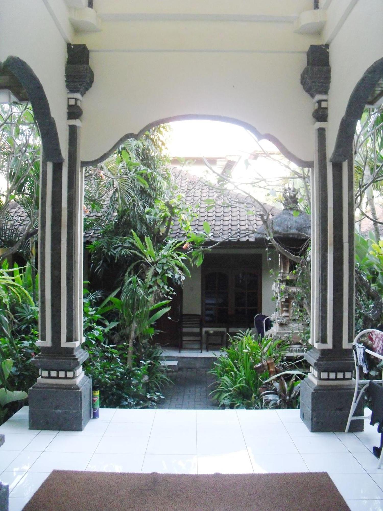 Adus Beach Inn Legian  Exterior photo
